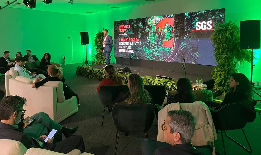 Plateia assistindo apresentação em palco