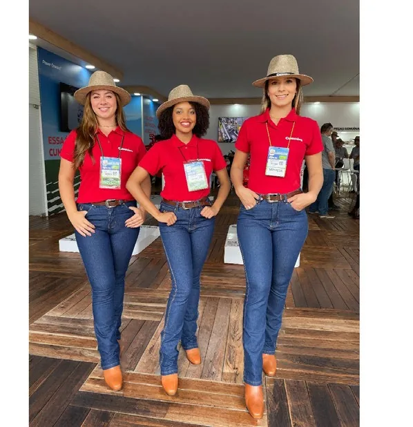 Equipe de recepção uniformizada