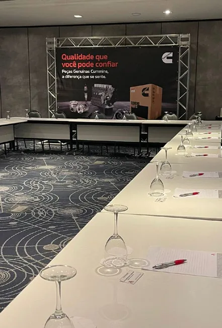 Sala preparada para tradução simultânea e reunião